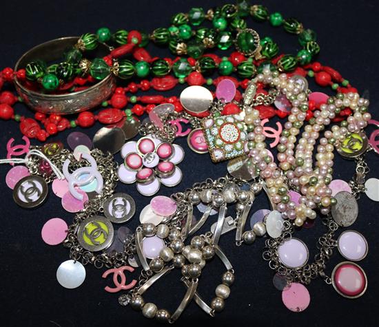 Minor costume jewellery including a silver necklace and hinged bangle.